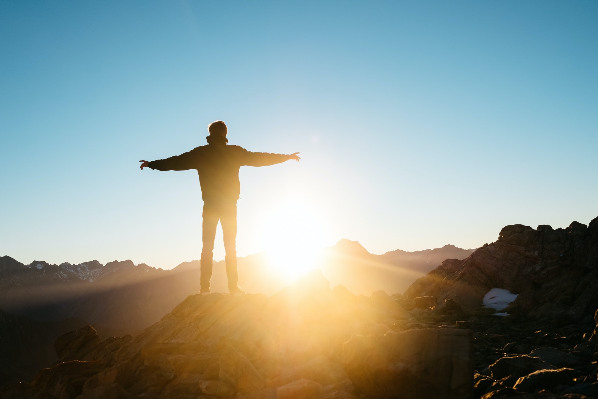 En man står på en bergstopp och välkomnar soluppgången med öppna armar. Med Tele2 Företag kan du jaga efter dina drömmar i både Sverige och utomlands. Nu ingår även 5G i alla våra abonnemang. 