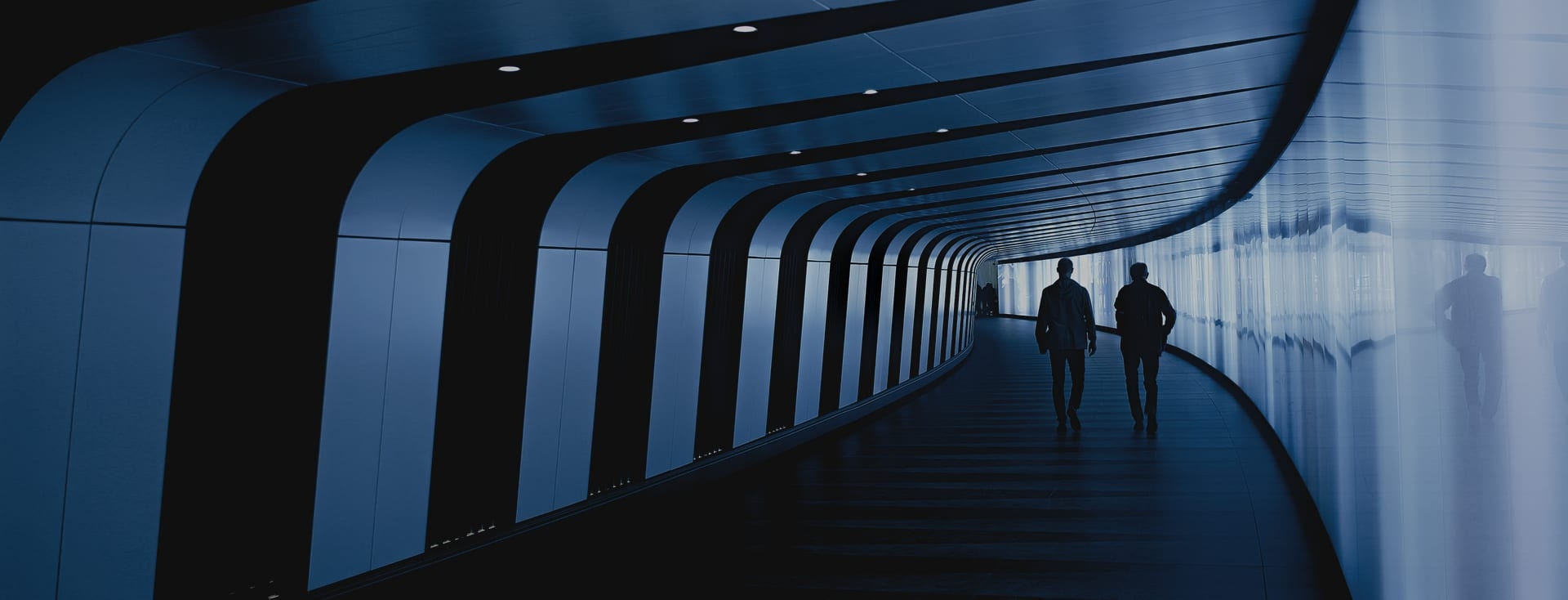 Två män i futuristisk tunnel
